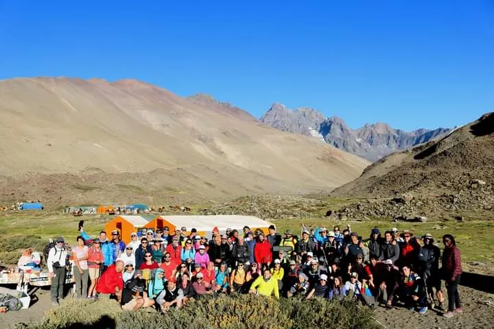 Grupo de expedicionarios reunido en el campamento del Valle de las Lágrimas